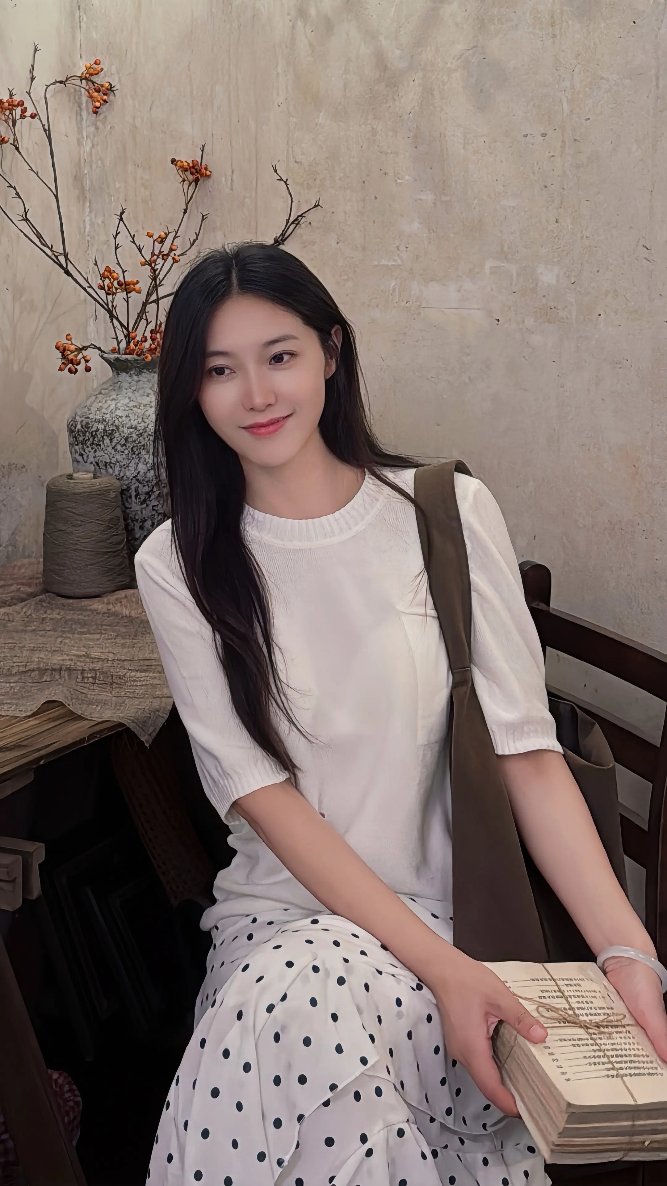当褪去光鲜外表 当我卸下睫毛膏。“我用别人的爱 定义存在， 怕生命空白...