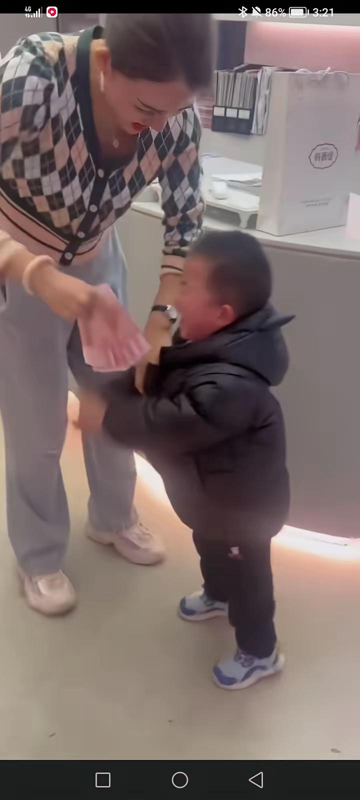 犟种！急坏了爸爸，气坏了妈妈！过年姑姑给侄子发三万元的红包，侄子哭着死活不要，姑