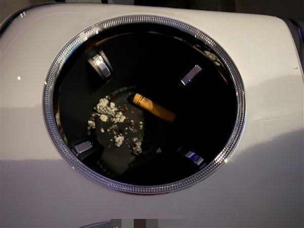 一科技数码博主吐槽，自己百万豪车尊界S800搭农村亲戚，发现亲戚把杯架当烟灰缸，