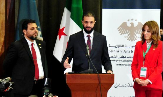 美军撤得干干净净，大马士革的法庭开门了，巴沙尔表亲第一个坐上被告席
 
4月16