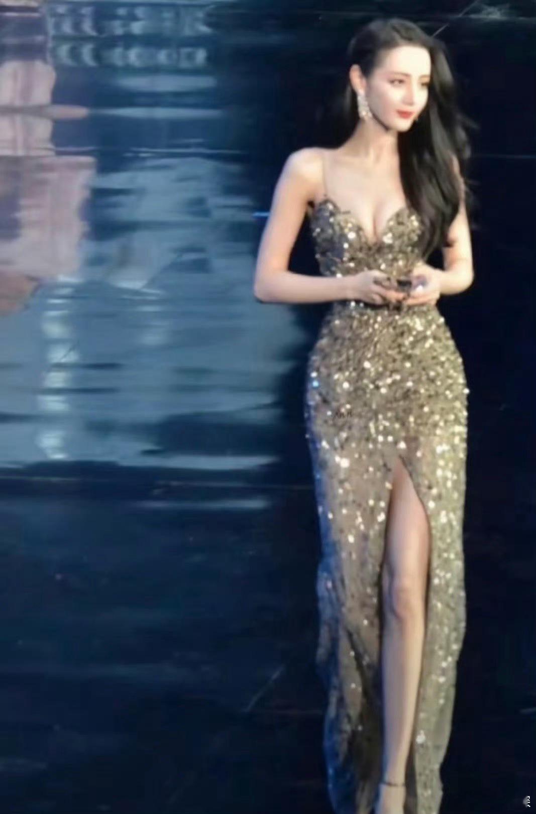 不知道 迪丽热巴的身材很曼妙的确很曼妙