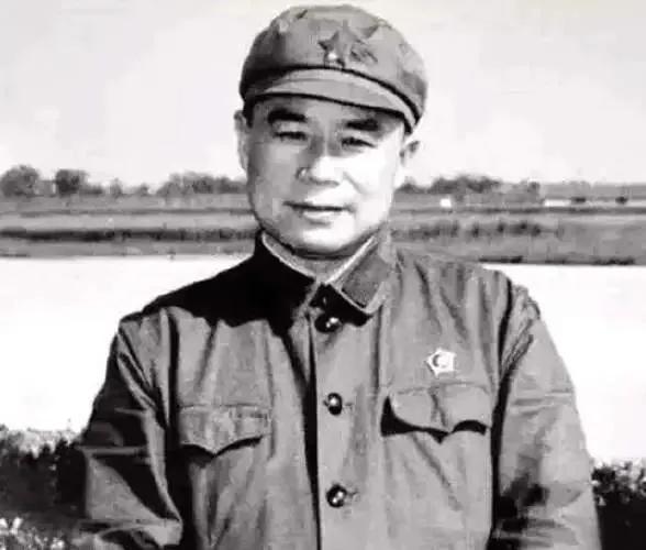1937年，王近山视察新兵训练，两个女兵主动向他问好，王近山一愣，微笑着回敬军礼