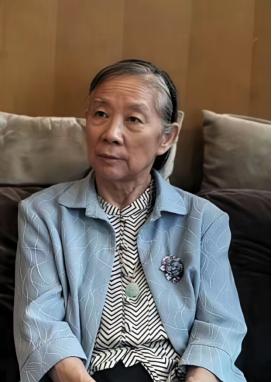 在这个出门恨不得连呼吸都要扫码的时代，北京老胡同里却藏着一座“孤岛”。一个82岁