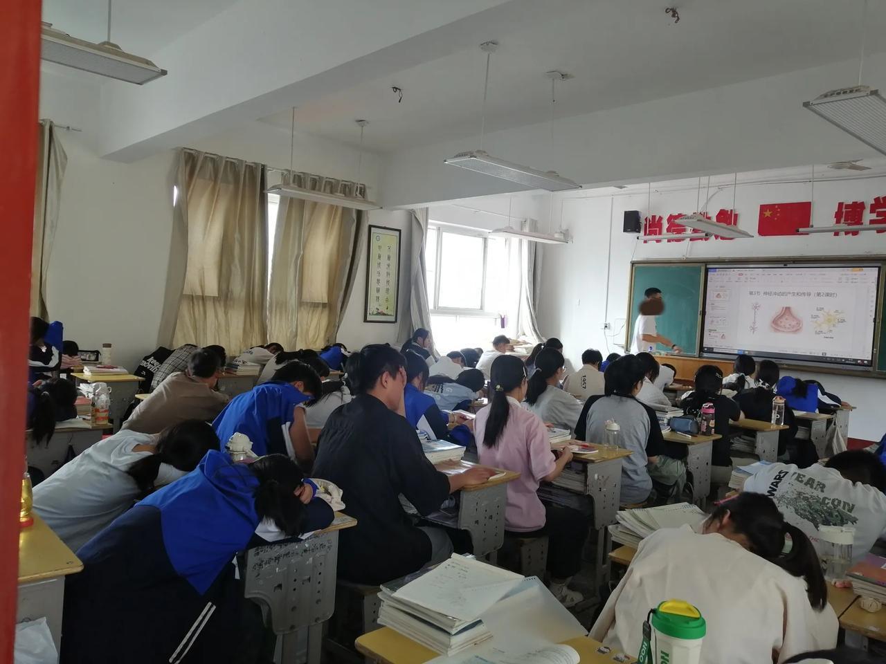 自己觉得对他们的要求已经低到尘埃里了，却不甘心，还要在尘埃里开出花，所以经常是一