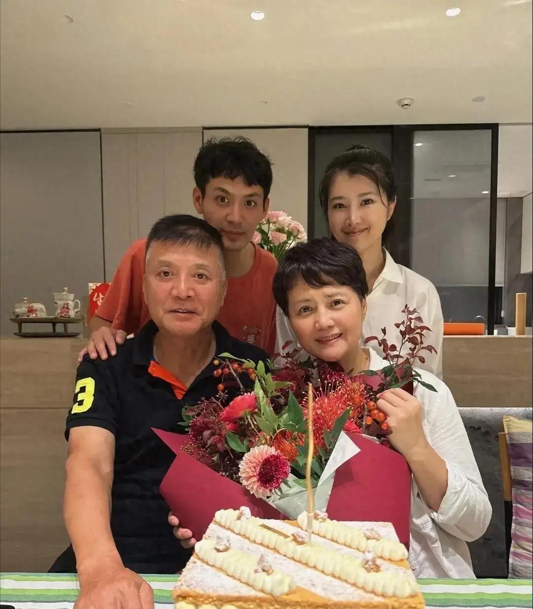 59岁茹萍如今在杭州过得特别接地气，远离了聚光灯，住在一栋带小花园的江南别墅里，