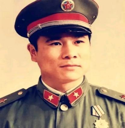 1979年，对越自卫反击战中，班长黄招强带着伤员们撤退，中途突然清点人数，他习惯