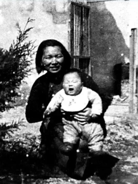 朱枫怀抱年幼的朱明的照片，背后故事让人泪目。朱枫与儿子朱明的母子分离发生在194