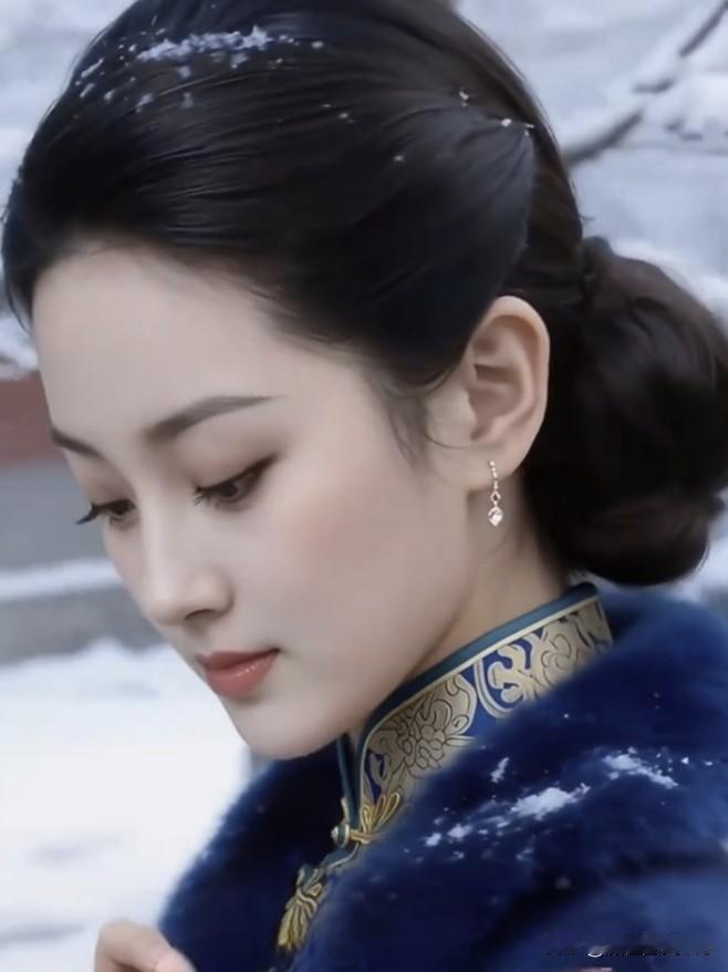 她眉如远黛，眸似星辰，笑靥如花绽，身姿婀娜轻盈，举手投足间，尽显万种风情，美得令