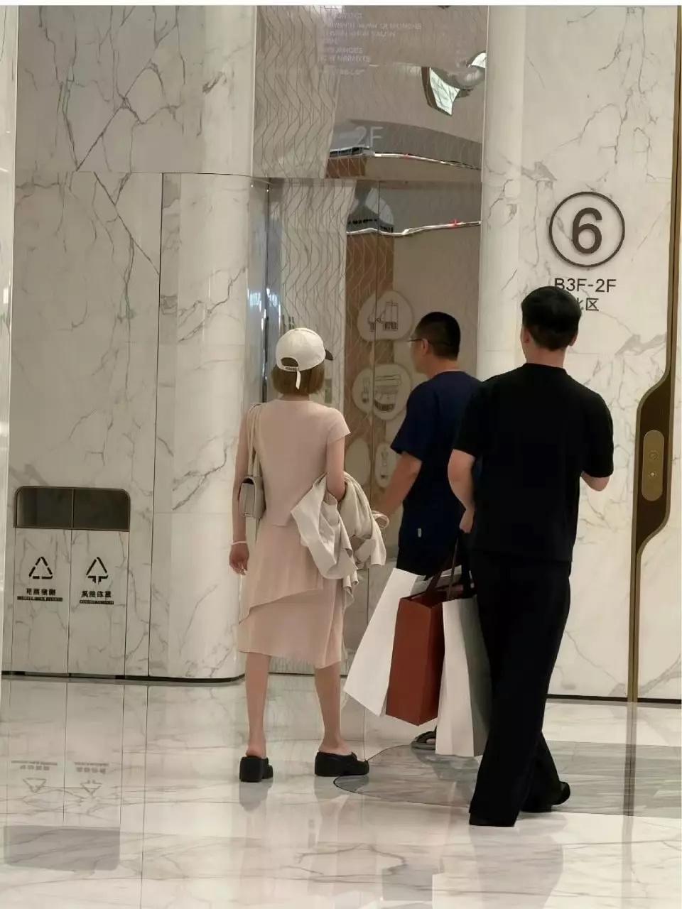 看明星这个私服穿搭审美和发型设计，不是赵露思就是赵丽颖。 ​​​