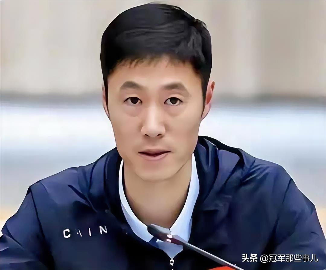 梁靖崑一退，乒协主席王励勤的名字又被顶了上来。

欧洲两站0冠时，舆论烧到教练组