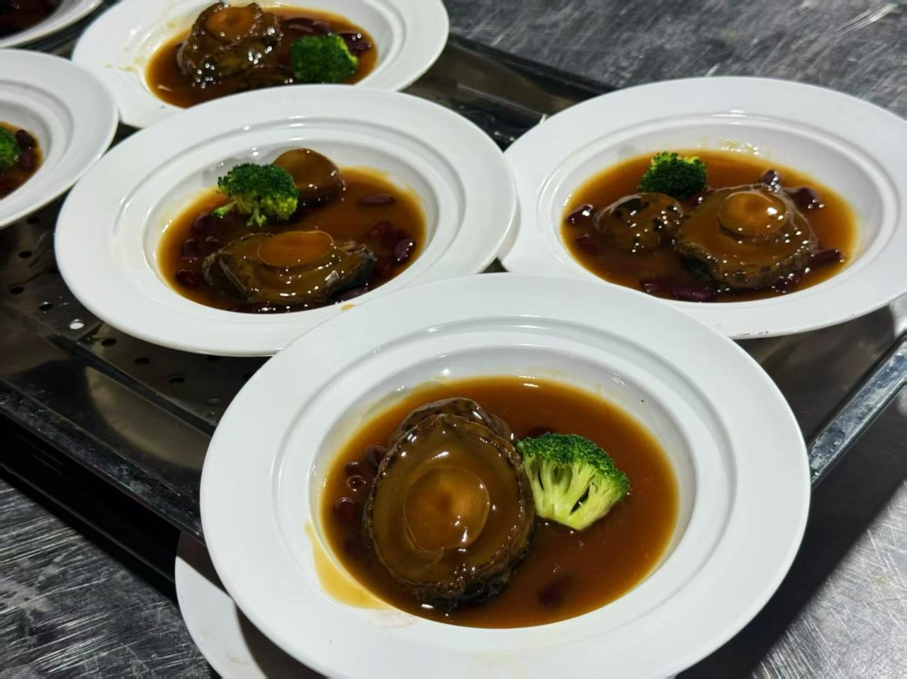 美味鲍鱼煲，搭配西兰花，营养丰富，快来尝鲜。