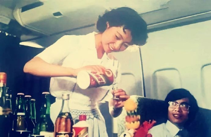 八十年代飞机上的飞天茅台是免费喝的饮料呢