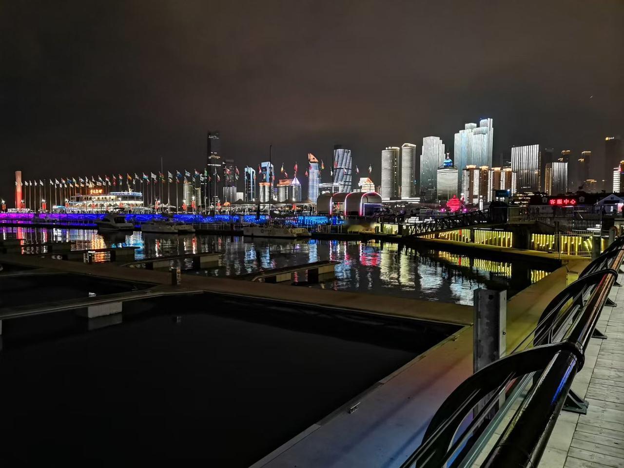 青岛有哪些网红打卡地?
    一直都说北方城市没有夜生活，有一定的道理，因为北