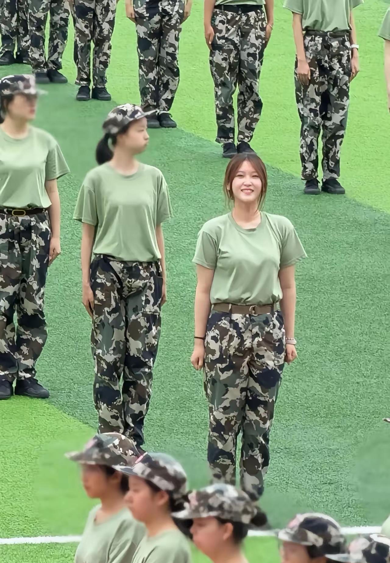 还是笑一笑可爱。