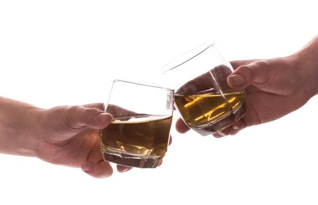 《饮酒相思》
饮酒难解相思苦，
醉眼望穿天涯路。
一片疼情千万缕，
半卷离骚百十