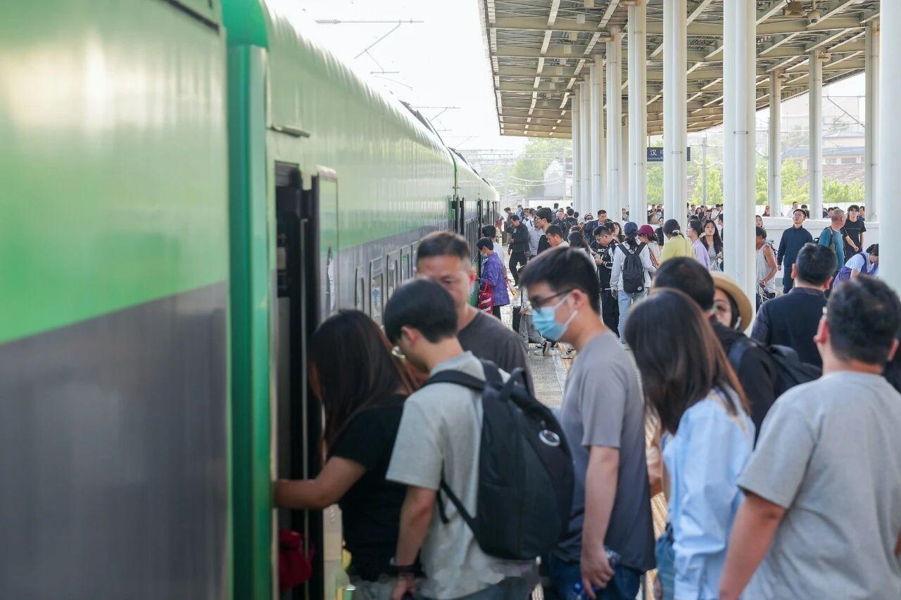 暑运铁路【陕西铁路暑运运力加码：加开89.5对客车，预计发送3100万人次】自7