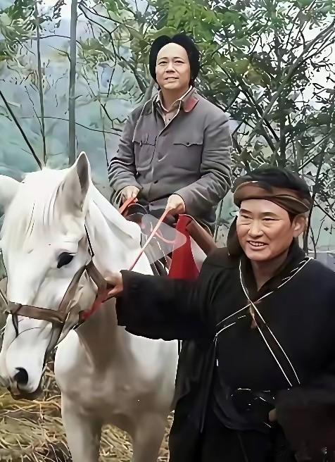 谁说大衣哥只会唱歌？一直以来大家只记得他的歌喉，着实低估了他的表演天赋。这张早年