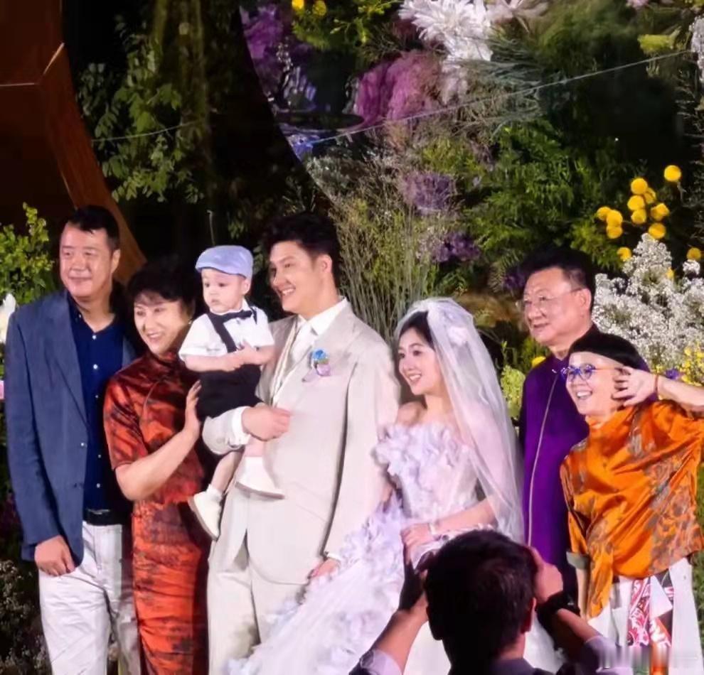金龟子女儿婚礼现场曝光！何炅因工作缺席，一家七口身高成谜！ ​​​