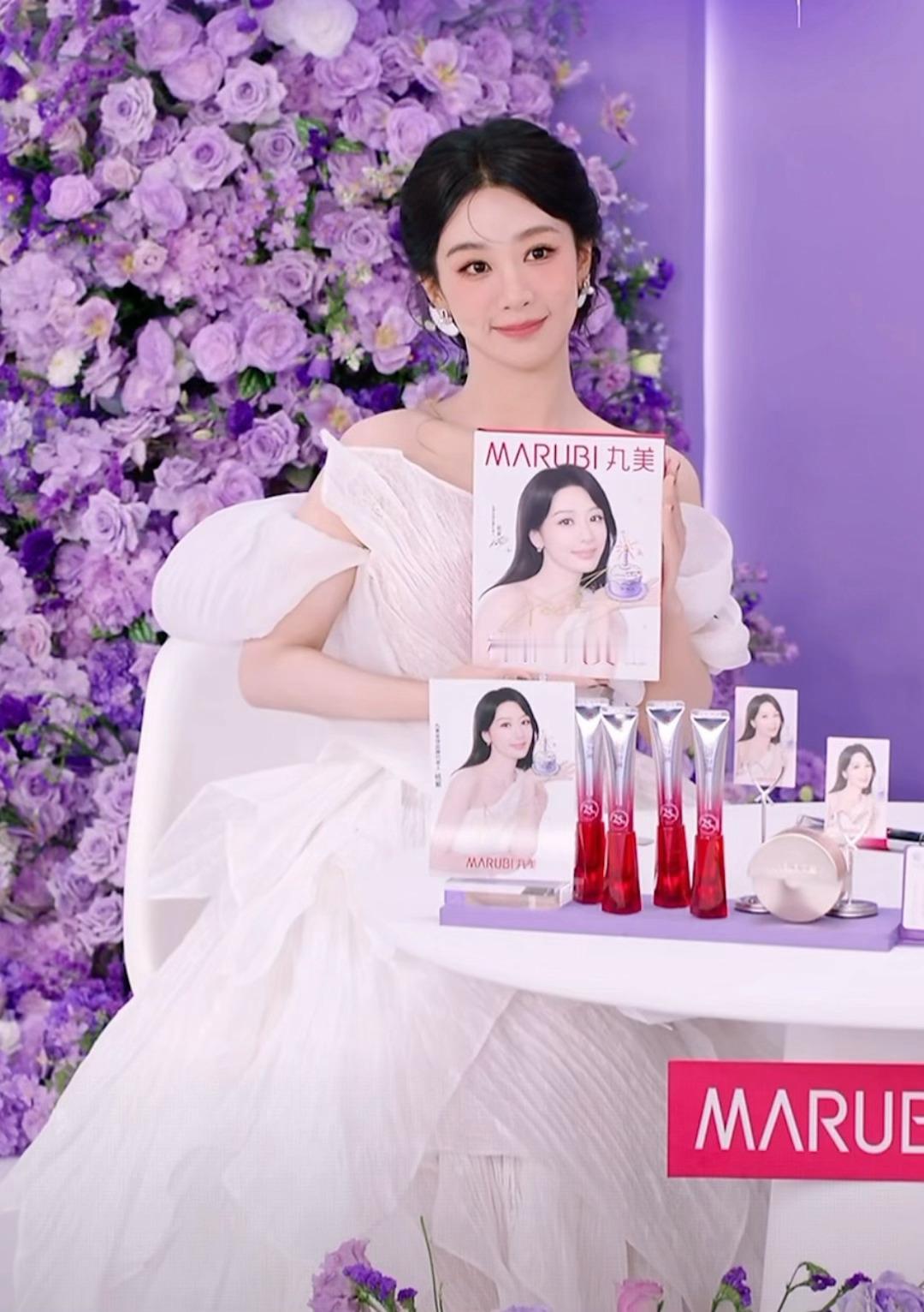 杨紫今日品牌直播截图，温柔清甜感！！[羞嗒嗒][羞嗒嗒] ​​​