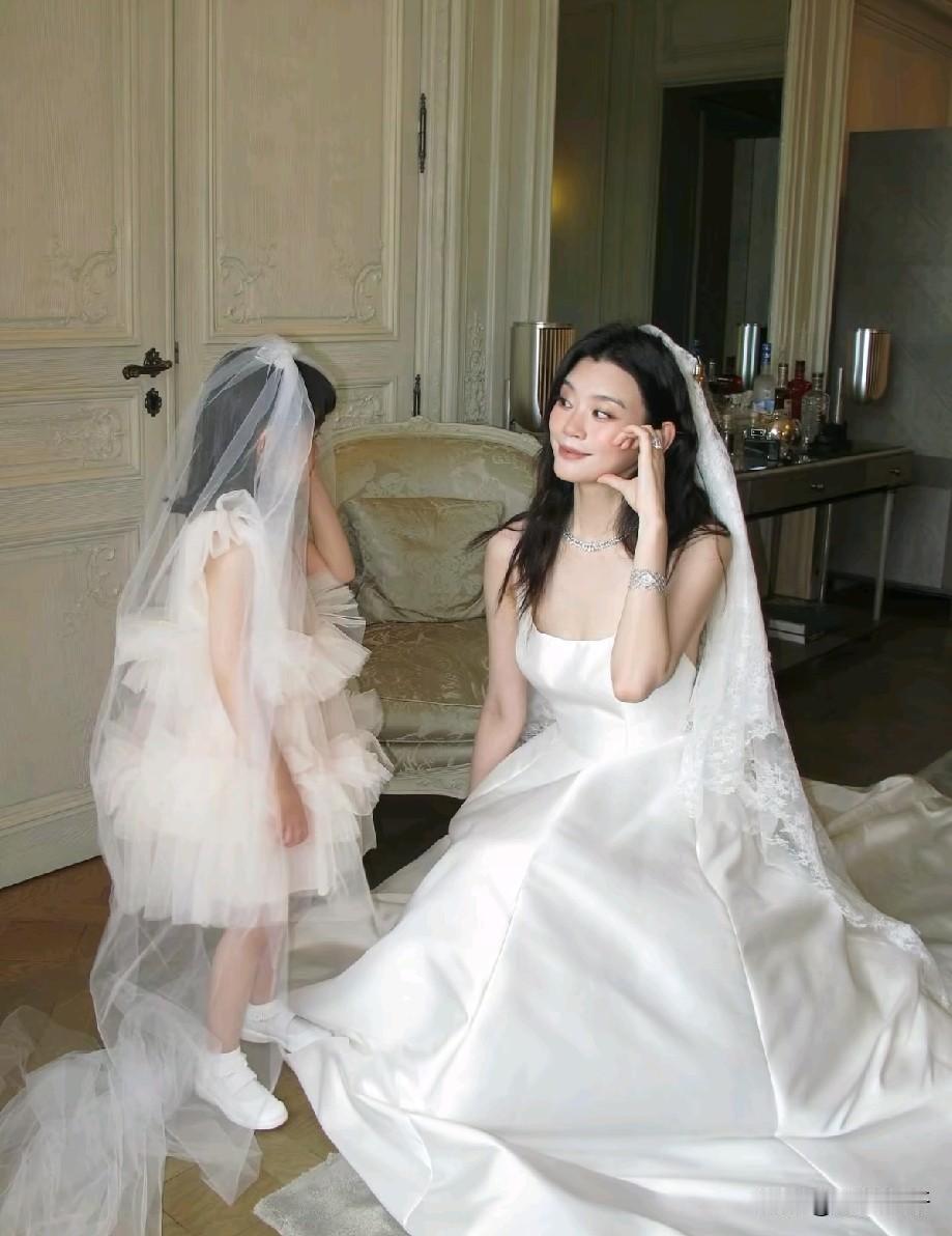 奚梦瑶补办婚礼引热议！带着女儿同拍婚纱，一双儿女当小花童才是顶配浪漫
 
近日，