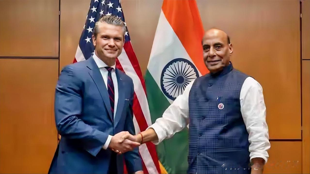 前脚美国防长赫格塞思刚跟中方谈完，后脚转身就拉着印度防长辛格签了十年防务协议，还