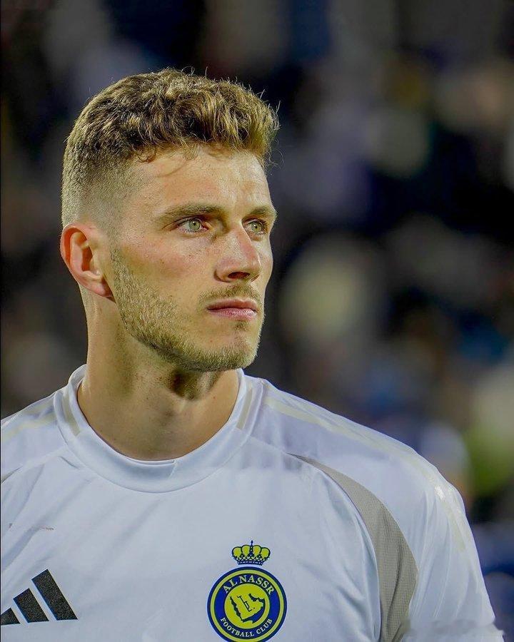 C罗和利雅得 据艾内兹🔴本托在利雅得胜利的故事基本结束了，他收到了三份报价。 