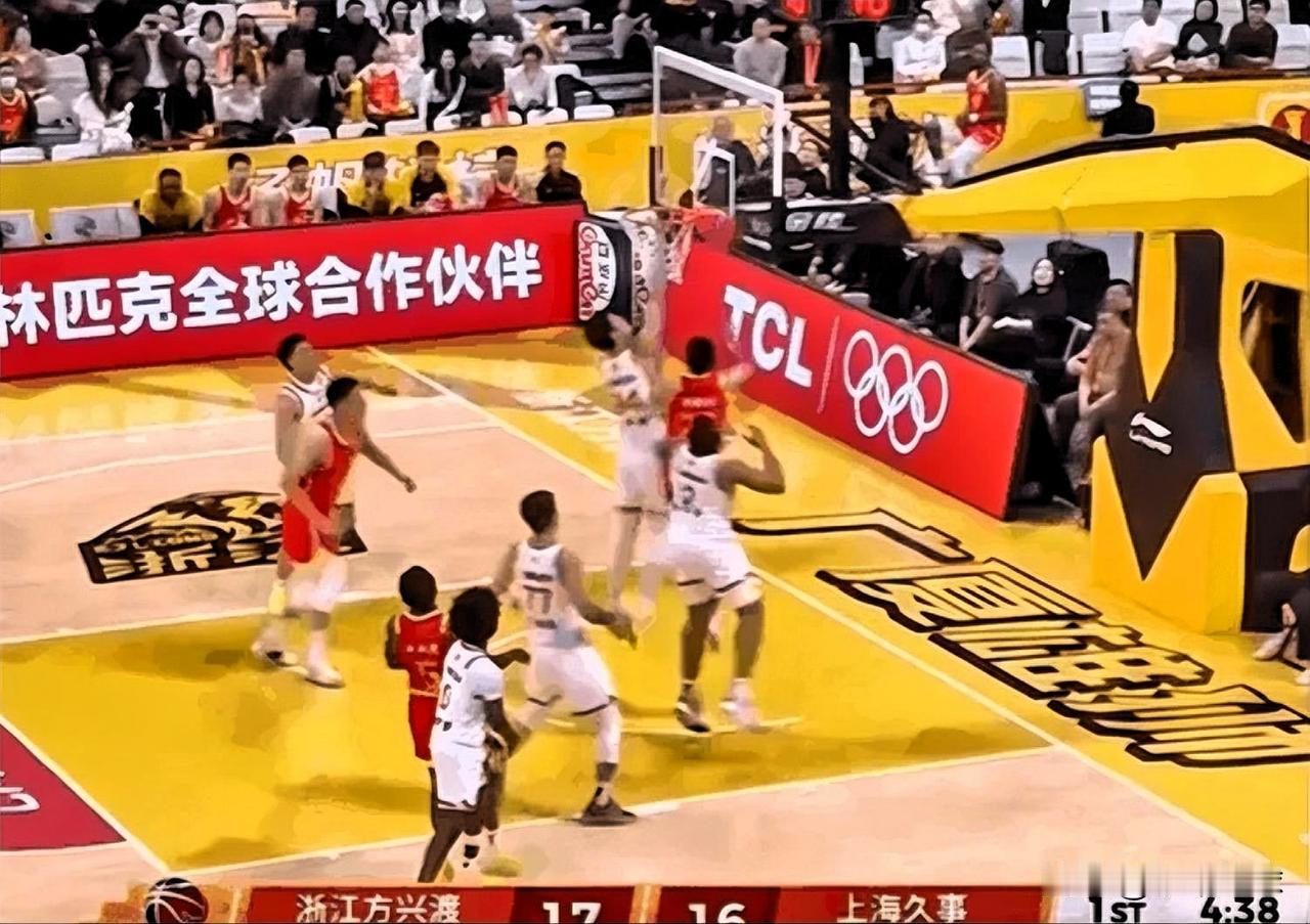 上海男篮超级中锋王哲林终于硬起来了！在今日上海对阵广厦的首节比赛中，赵岩突破到篮