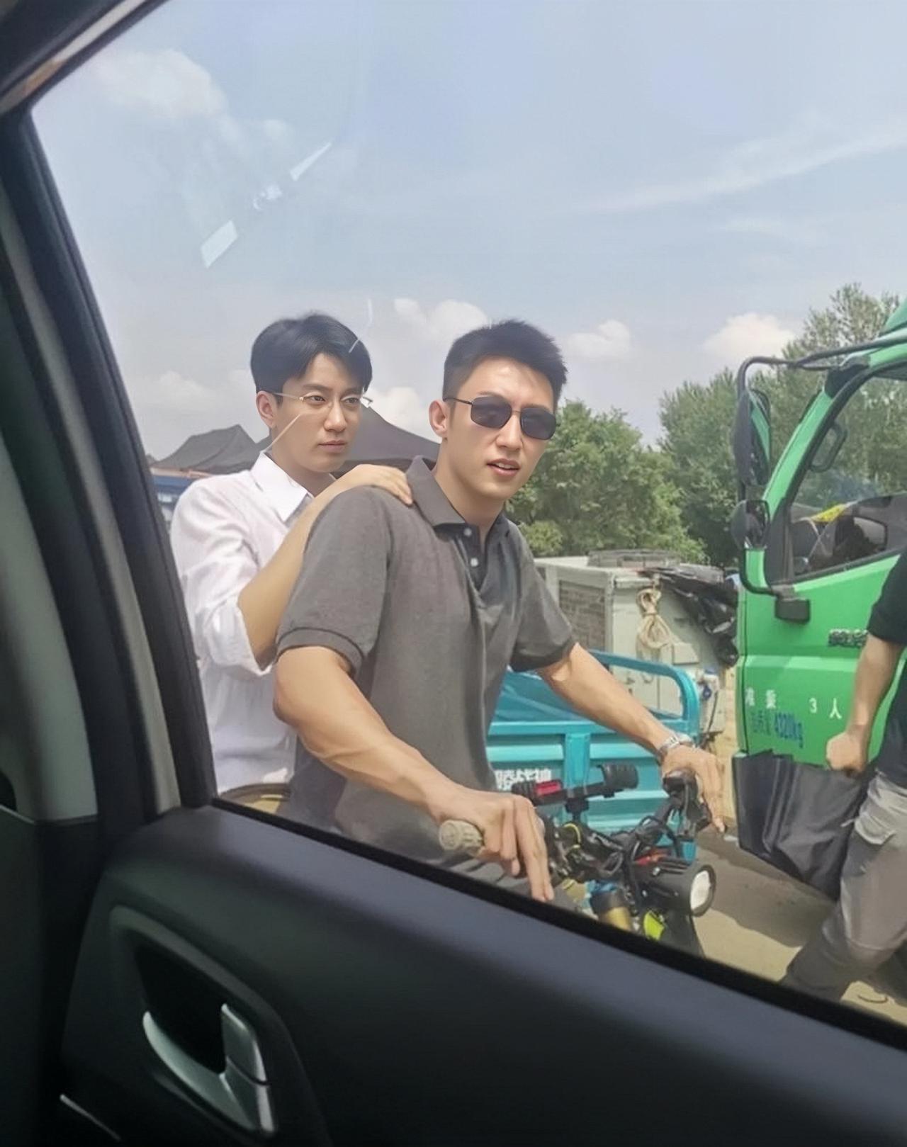 黄景瑜的旧照，路人视角下，黄景瑜戴着墨镜，骑着电车的画面。

黄景瑜是身高187