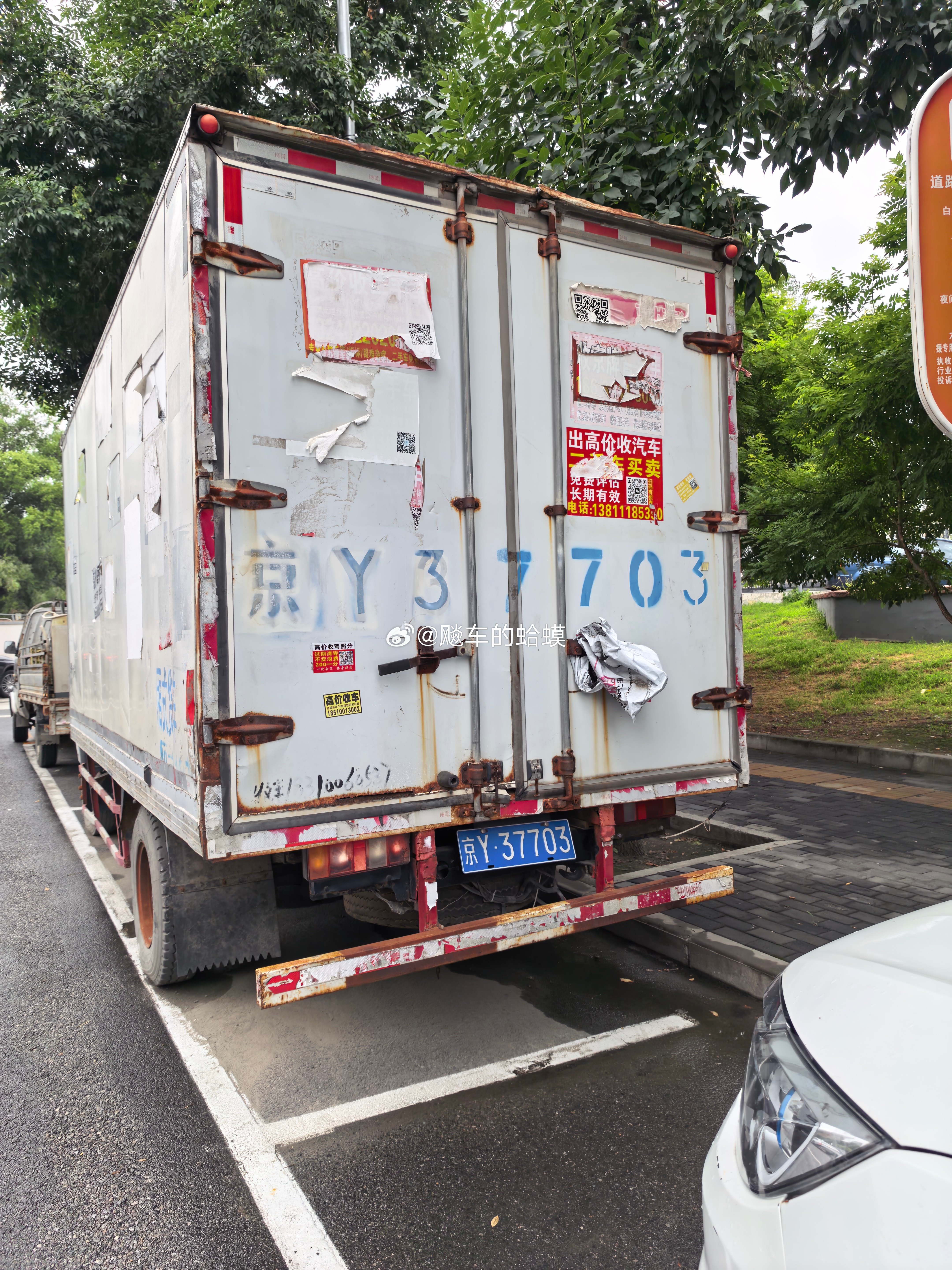 外迁车，用自己的原号做了一张假牌子机场大队扣 