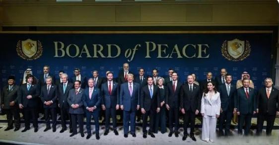 特朗普又整活了！最近他高调宣布成立“和平委员会”，还在自家“特朗普和平研究所”搞