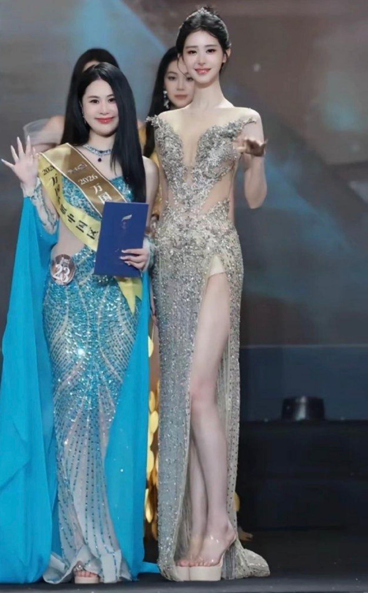 有人知道蓝色衣服这个靠什么赢得的选美冠军吗？？ ​​​