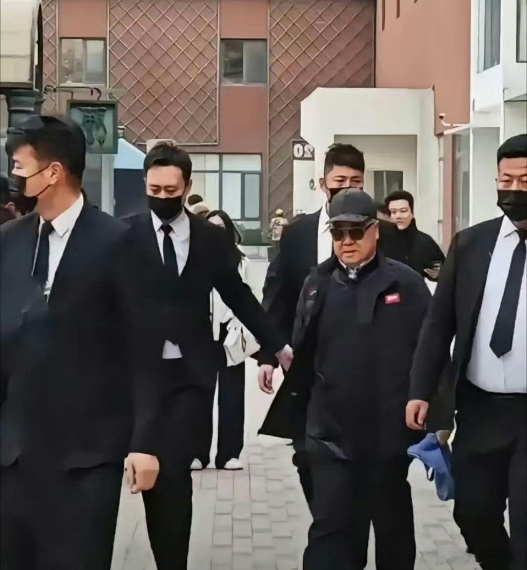 一个领了西方颁奖的中文作家要这么大排场吗？