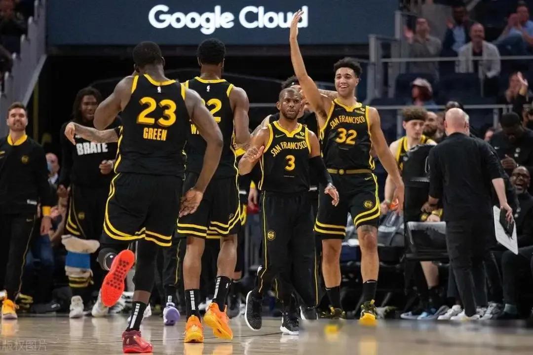 勇士输给步行者后，接下来赛程太难，可能要被火箭反超了。
第一，勇士库里砍下25分