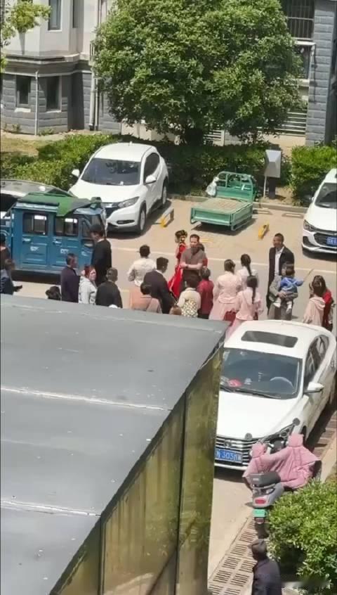防火防盗防闺蜜！河南商丘，一对新人举办婚礼，可当新郎准备接新娘下车时，新娘却拒绝