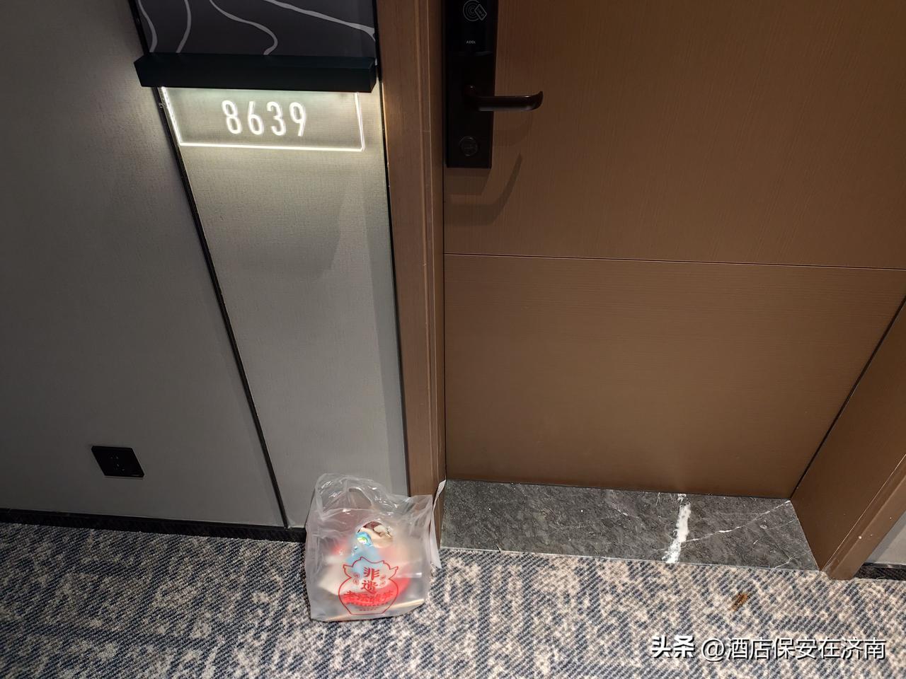 一把年纪了，被冤枉的滋味真不好受。
惯例，酒店很多顾客吃完外卖以后，喜欢把垃圾袋