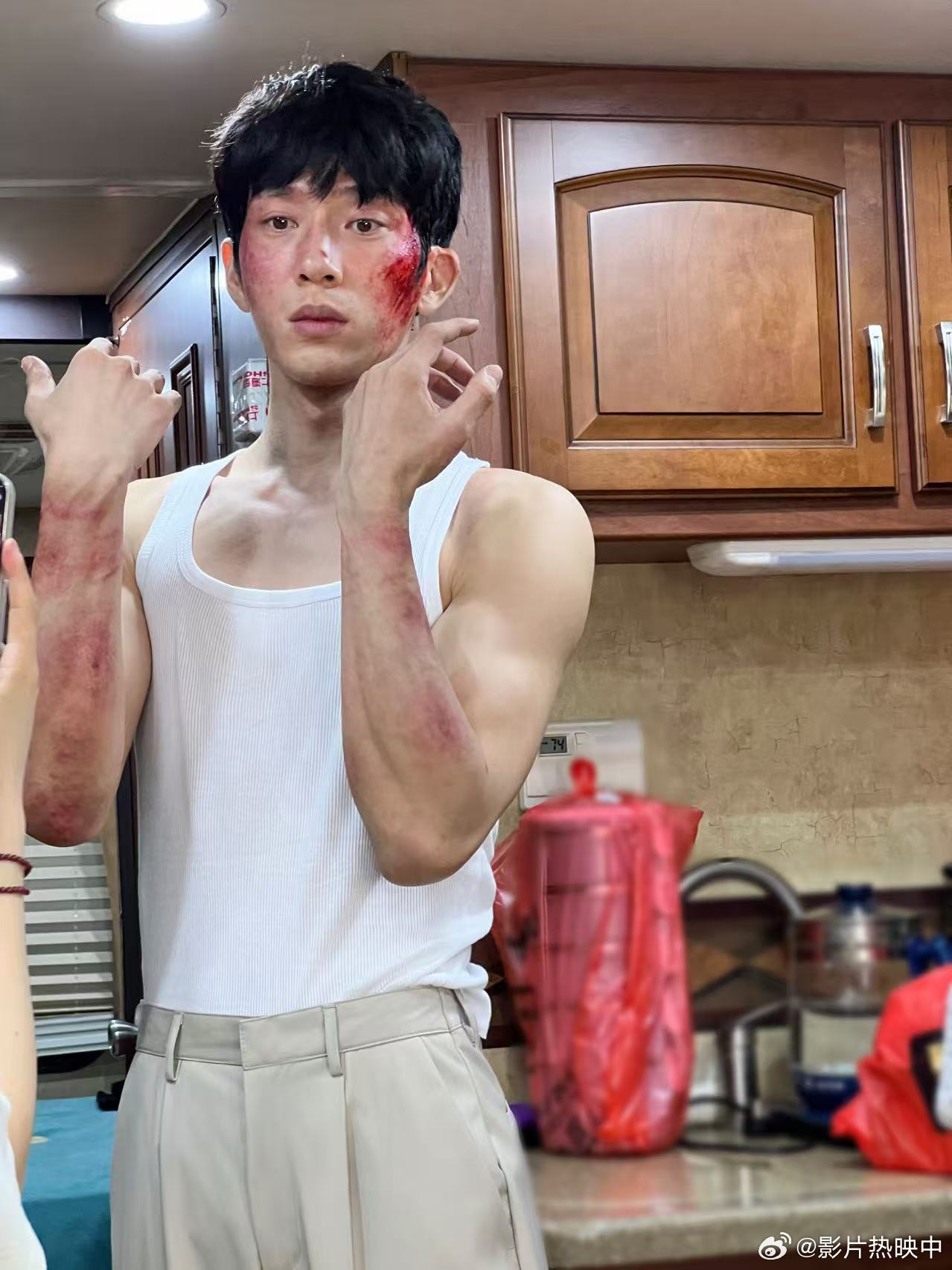 井柏然这6天囚禁戏看着都疼井柏然都演技太好了，真的是很有那种代入感，江寒声被囚被