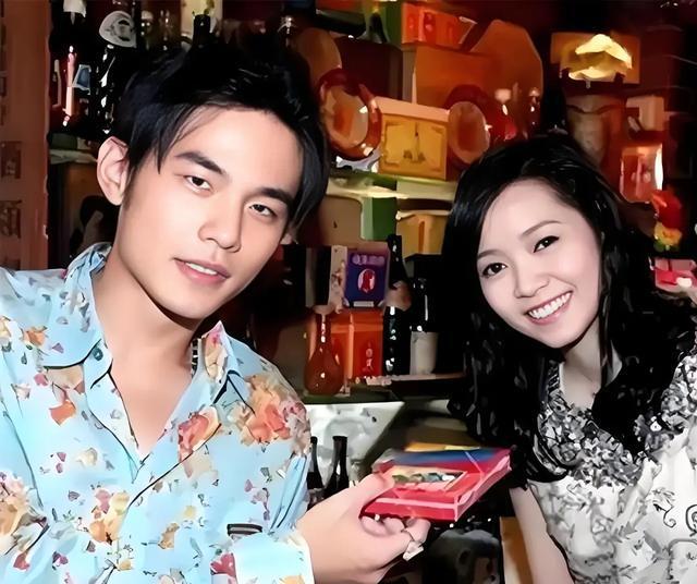 周杰伦和侯佩岑青春回忆中的广告词，如今各自代言品牌。侯佩岑优雅大方，面对争议展现