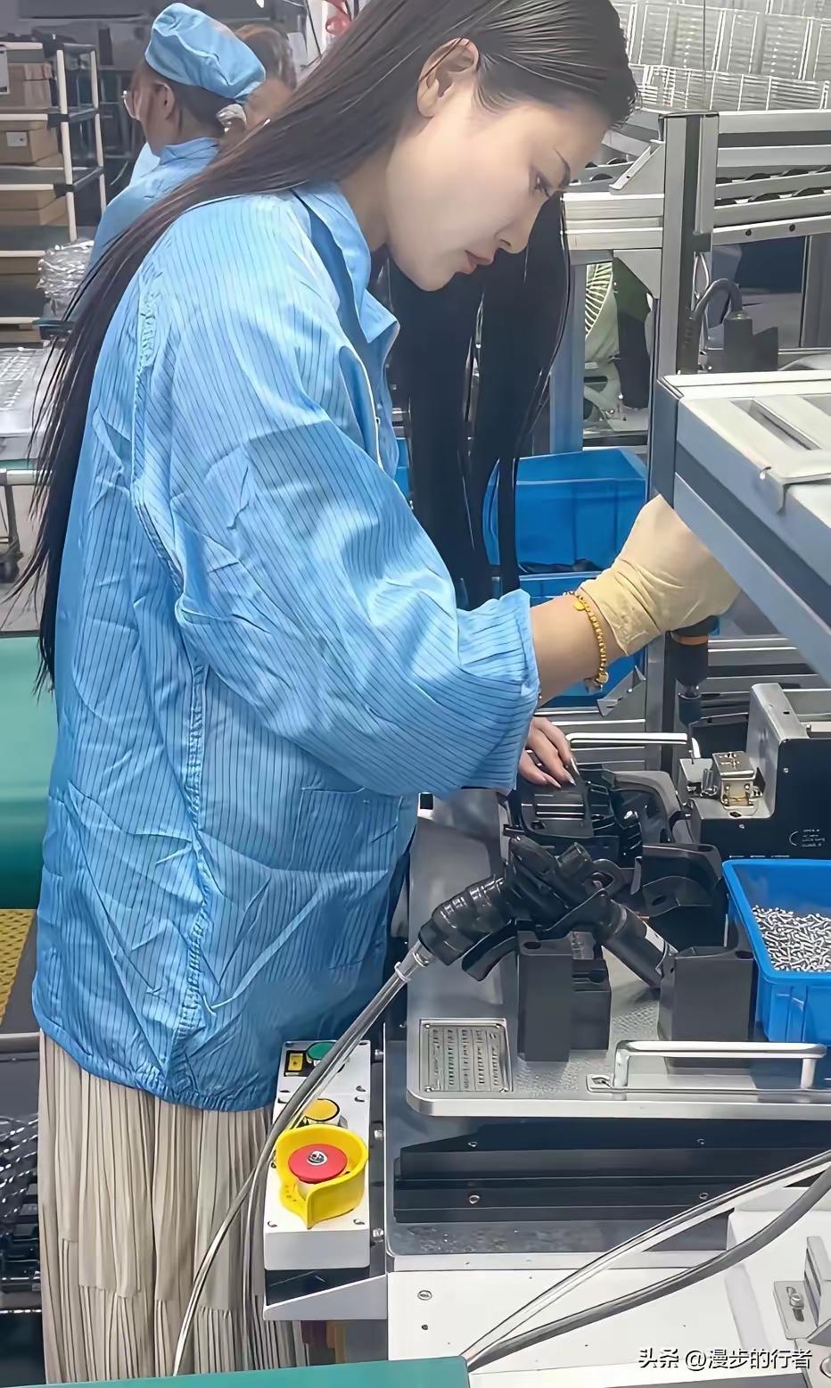 就美女这颜值，这身材，干这种工作真是可惜了，身材超有料