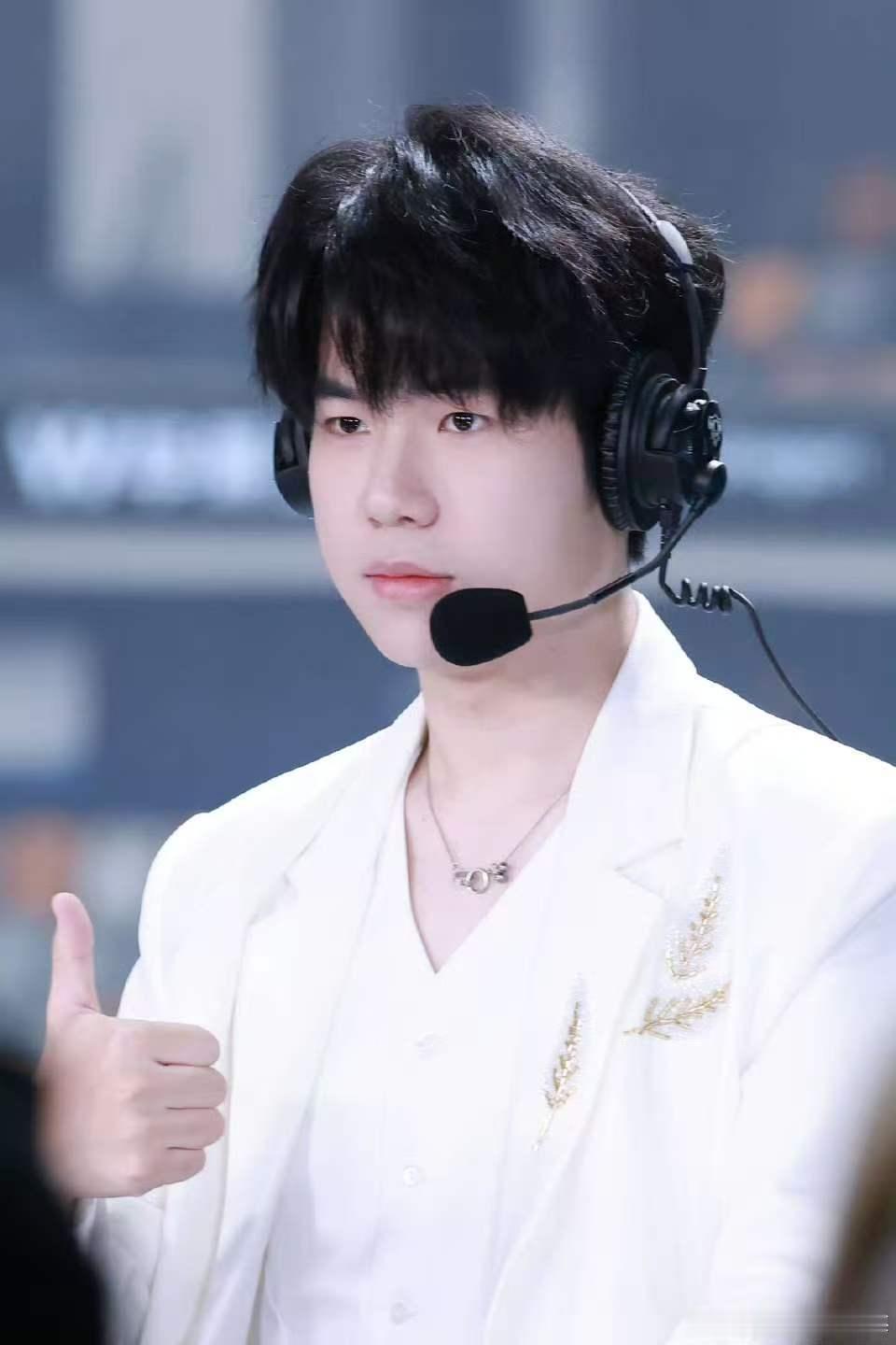 花海决不缺席总决赛 今天是海口的白西装花海~~~ 