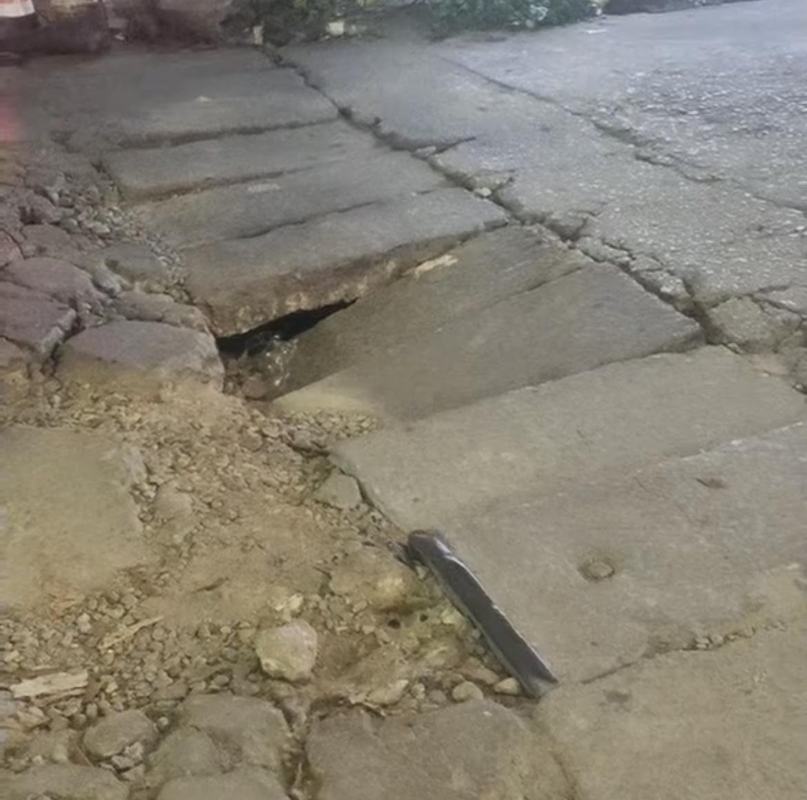 【玉林文地道路路边的水泥盖板破损塌陷】

近日，网友爆料称：玉林市博白县文地镇有