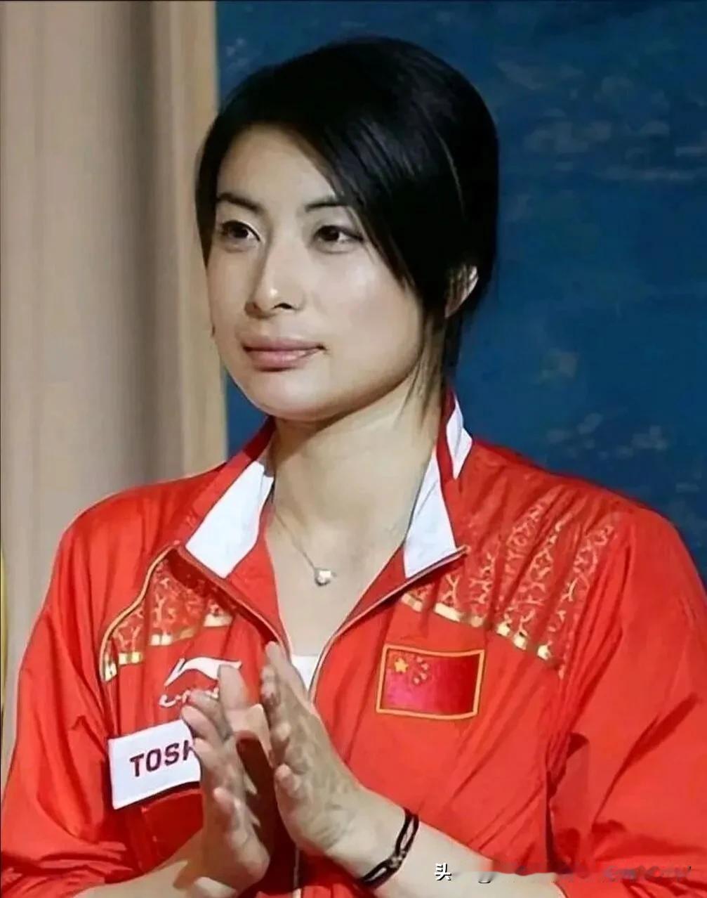 主持人，杨澜，采访郭晶晶说:雅典之后，你活动很多，广告商人趋之若鹜，你想当一个体