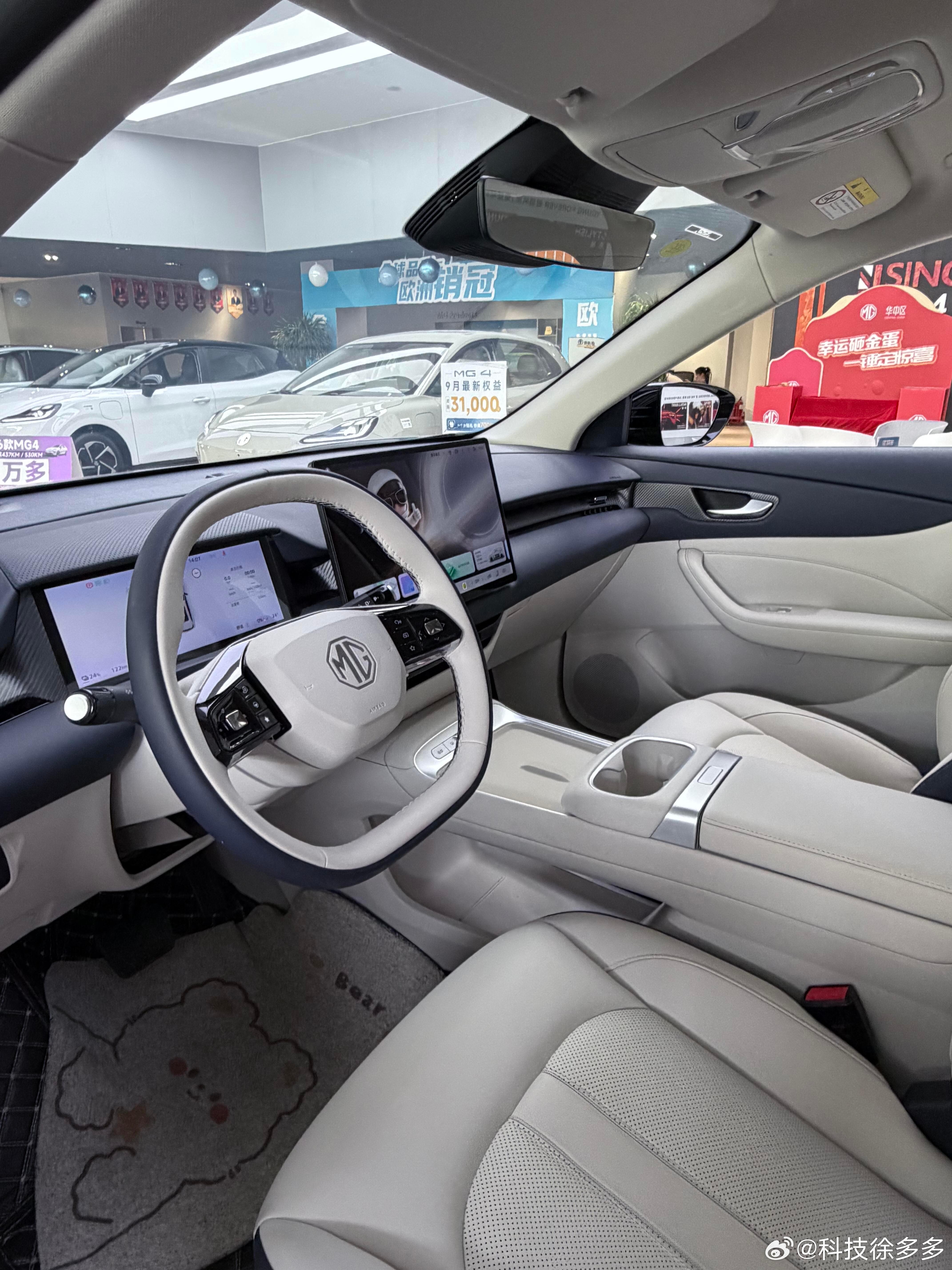紧凑纯电SUV，后驱配五连杆，城市钻小巷、商场地库都轻；大屏加语音好上手，通勤接