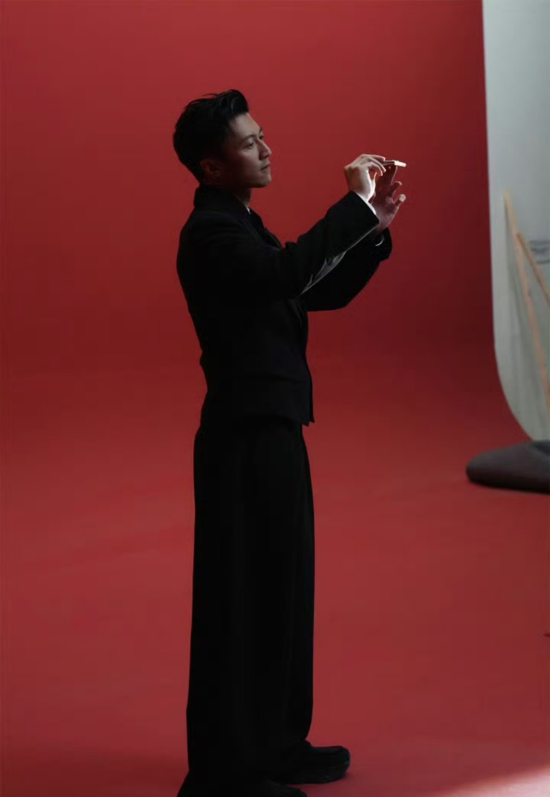 有谁知道谢霆锋拿的是啥手机？荣耀 MagicV6？