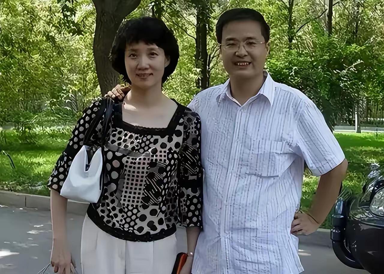 离开前任后，央视名嘴再嫁大10岁高官，如今63岁无儿无女，夫妻两人也很幸福。
关