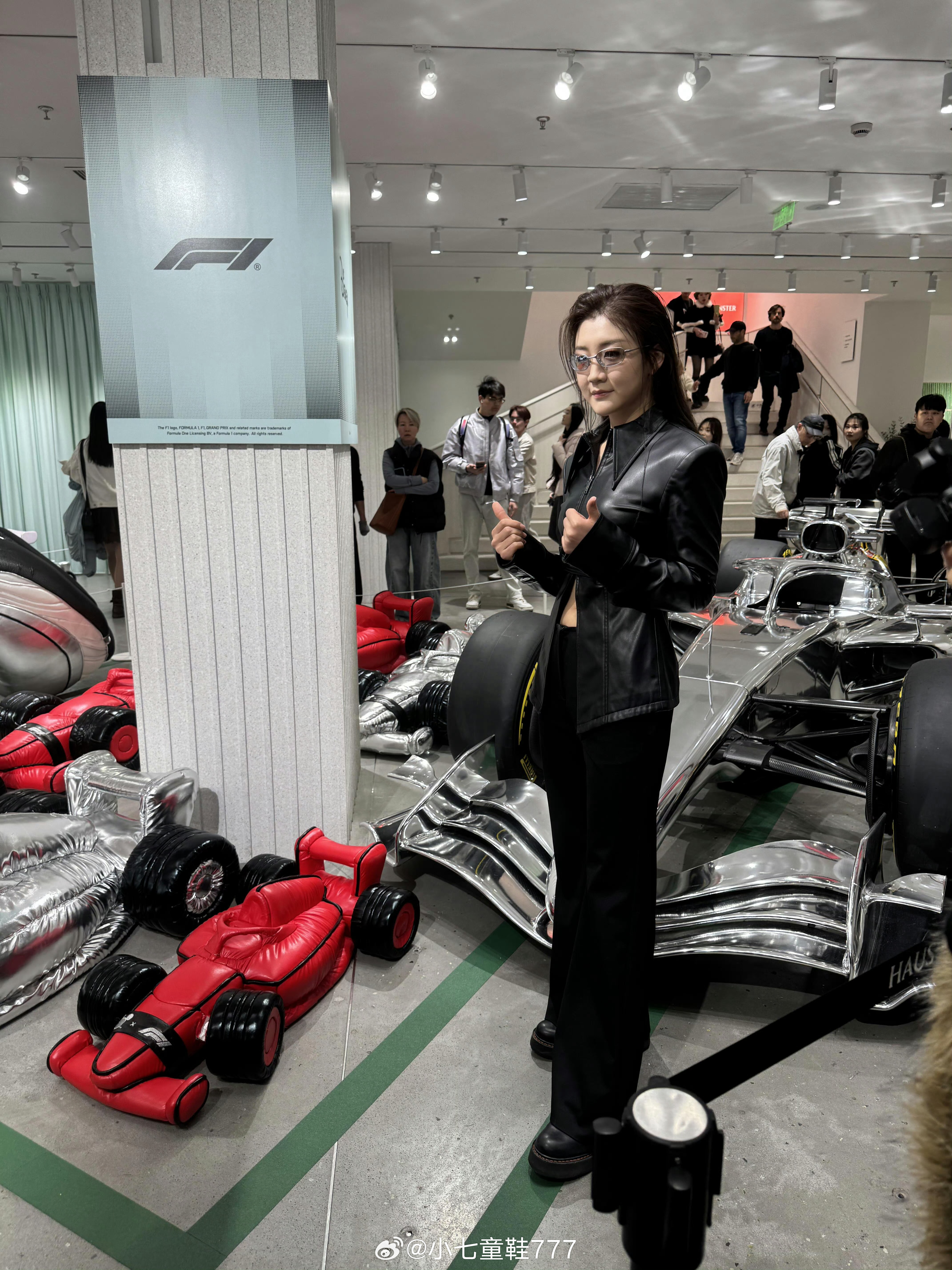 陈梦好飒2026年F1中国大奖赛，陈梦身穿皮衣造型亮相，展现了极致的自信与优雅，