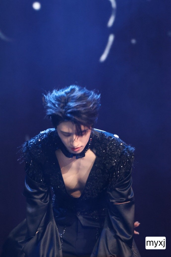 朱志鑫深v胸肌朱志鑫solo深v 朱志鑫深v胸肌，被看光了 