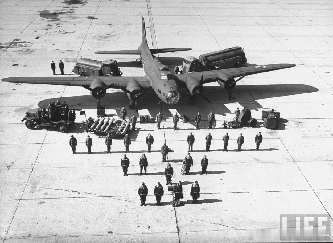 1942 年，驾驶和维护一架 B-17E需要36人。 飞扬军事[超话]   