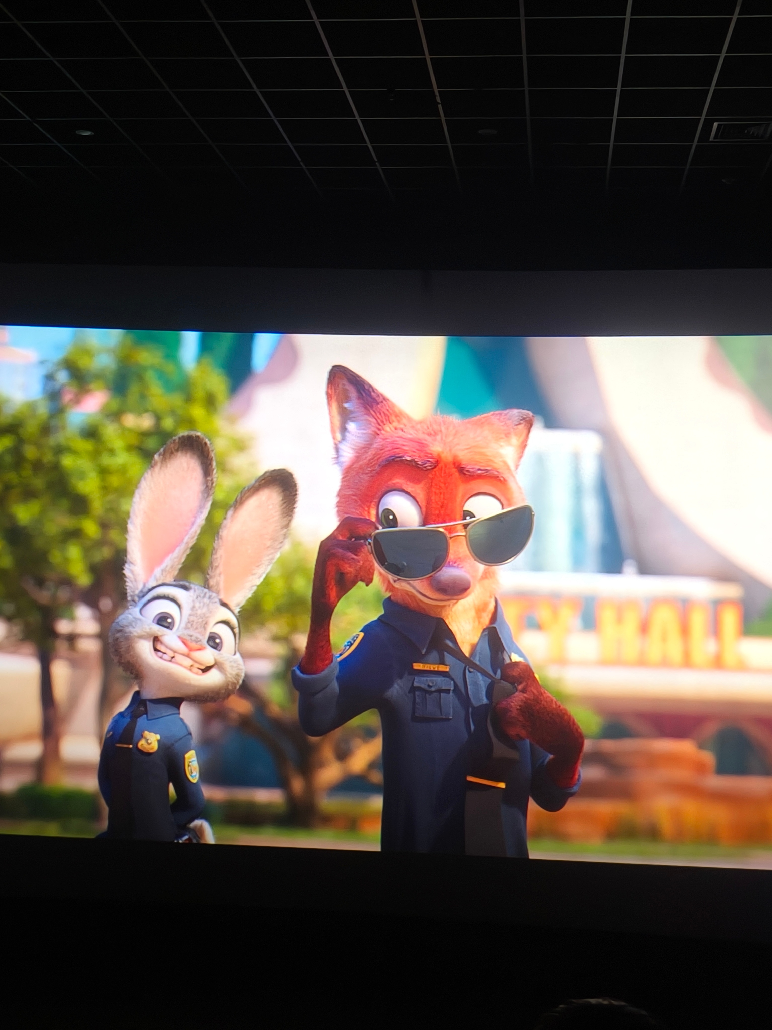 疯狂动物城2，可以打7分吧蹭一下就结束了👀后半段进展速度太快…疯狂动物城2