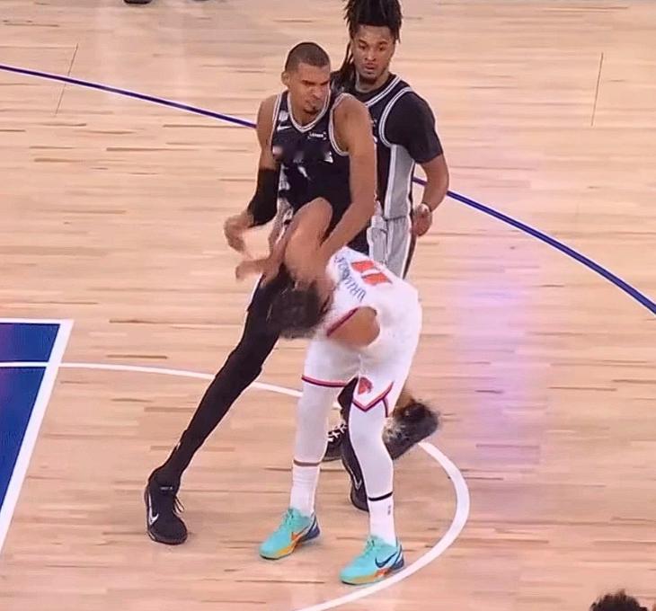 今天火药味很足啊，文班推布伦森，哈特推科内特。NBA