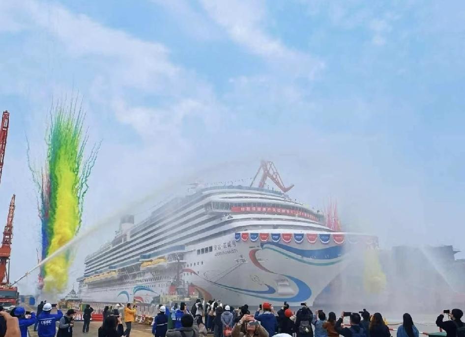 第二艘国产大邮轮“爱达·花城号”今天出坞了！还新签了3艘，中国邮轮这是要下饺子啊